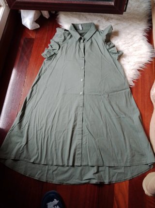 Vestido verde militar con volantes