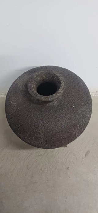 Jarrón negro con base