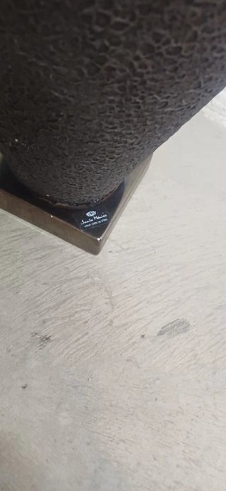 Jarrón negro con base