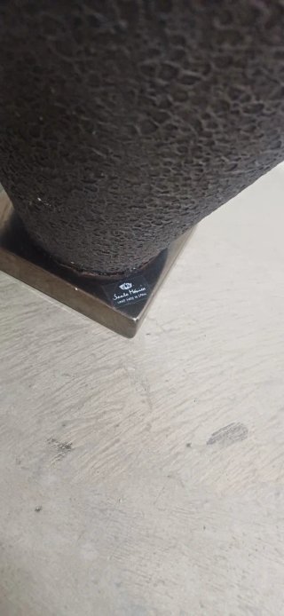 Jarrón negro con base