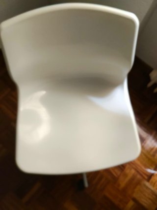 Silla de oficina blanca con ruedas