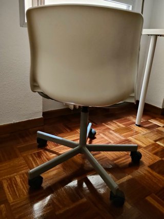 Silla de oficina blanca con ruedas