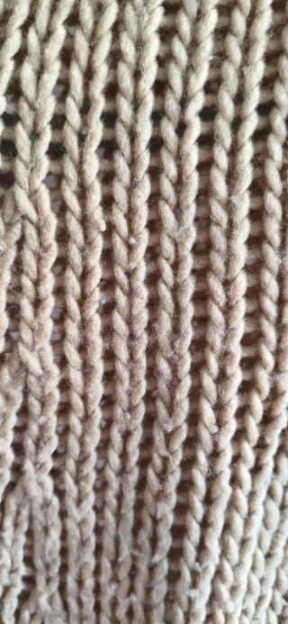 Jersey de punto beige cuello alto