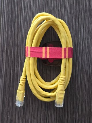 Cable de red RJ45 amarillo