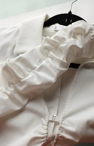 Vestido corto blanco con escote