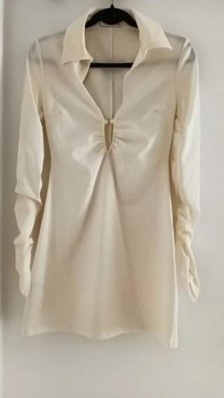 Vestido corto blanco con escote