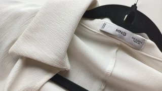 Vestido corto blanco con escote
