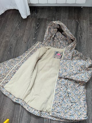Chaqueta impermeable niña Zara floral