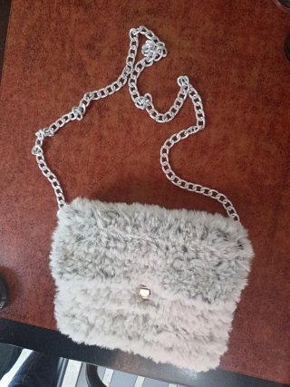 Bolso de pelo gris con cadena plateada