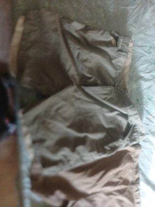 Pantalones cortos beige y marrones