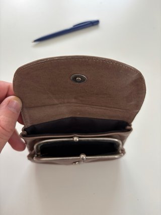 Monedero de piel marrón