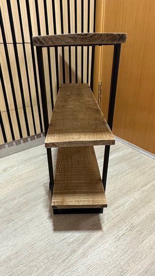 Estantería de madera y metal