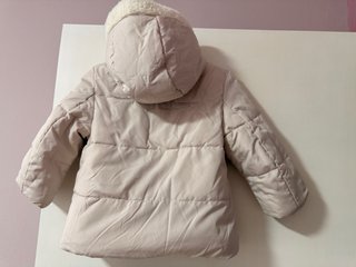 Chaqueta reversible beige ygris con capucha y pelo