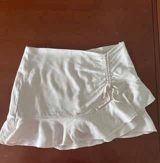 Falda pantalón beige con volantes