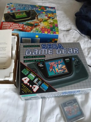 Game Gear con juego 4 -1, caja original y cargador