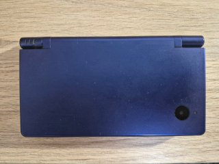 Nintendo DSi Azul Marino + Cargador + Juego