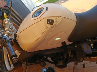 Funda depósito Triumph Street Triple 675 Blanca