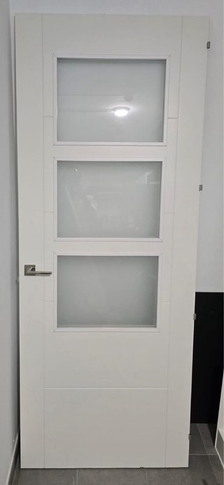 Puerta de madera con cristal