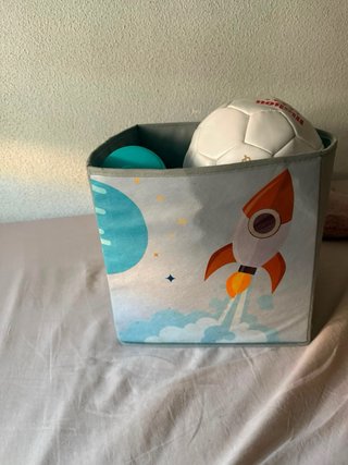 Estantería infantil con diseño espacial
