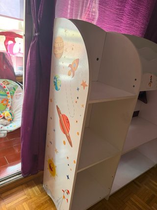 Estantería infantil con diseño espacial