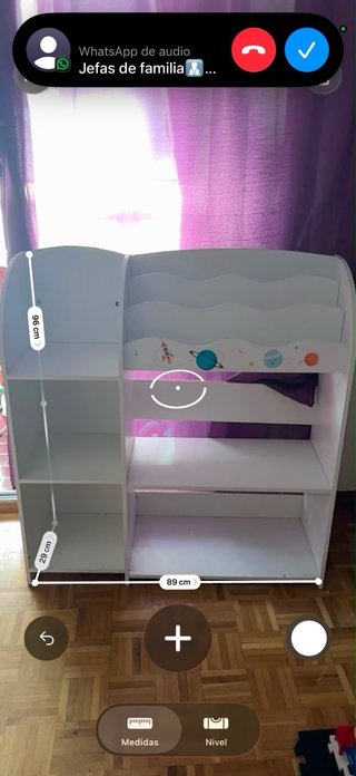 Estantería infantil con diseño espacial