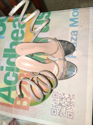 Zapatos de tacón plateados con tiras