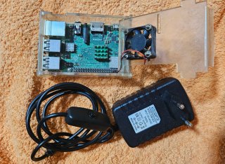 Raspberry Pi 3 B+ con fuente y carcasa