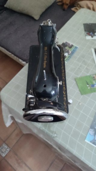 Máquina de coser Alfa antigua