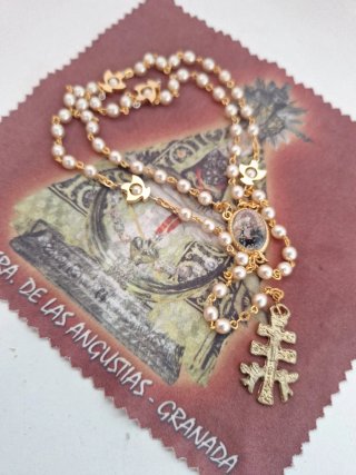 Rosario de perlas blancas y cruz dorado paloma