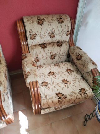2 sillones de tela y madera
