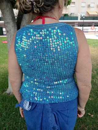 Top de crochet azul con lentejuelas