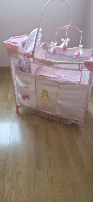 Cuna de bebé rosa con cambiador,trona y estanteria