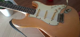 Fender Stratocaster 62 Aged Pink