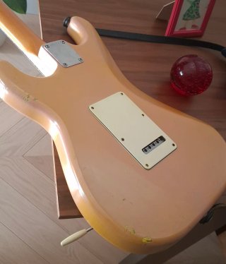 Fender Stratocaster 62 Aged Pink