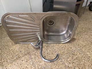 Fregadero de metal con grifo