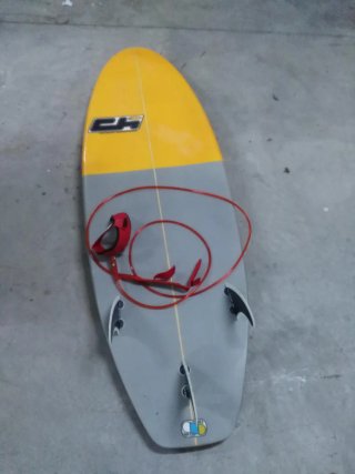 Tabla de surf amarilla y gris