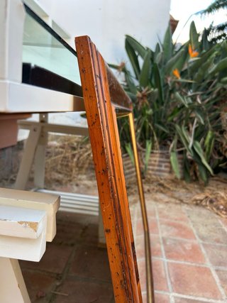 Espejo de madera con marco dorado