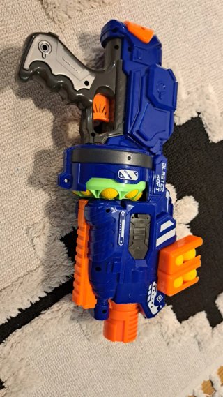 Pistola lanzabolas azul y naranja