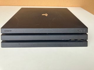 PS4 Pro + 2 Mandos + 5 Juegos