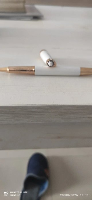 Bolígrafo de resina blanco y dorado