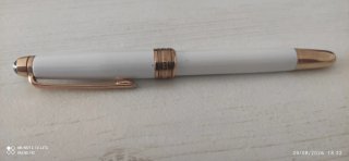 Bolígrafo de resina blanco y dorado