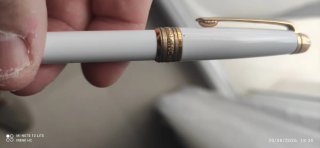 Bolígrafo de resina blanco y dorado