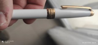 Bolígrafo de resina blanco y dorado
