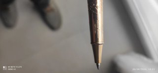 Bolígrafo de resina blanco y dorado
