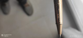 Bolígrafo de resina blanco y dorado