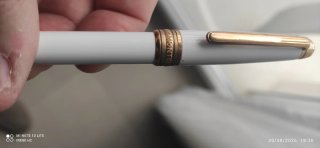 Bolígrafo de resina blanco y dorado