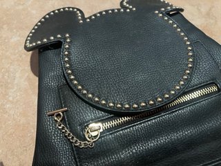 Mochila negra con orejas de Mickey