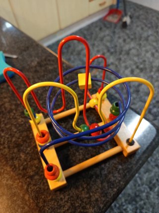 Juguete de madera con cuentas