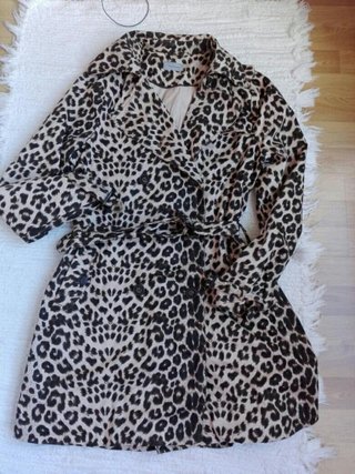 Gabardina mujer estampado leopardo