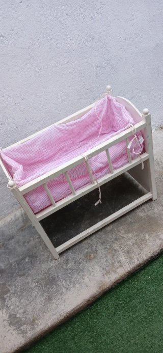 Cuna de madera para muñecas